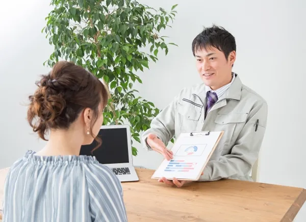 説明中のスタッフ