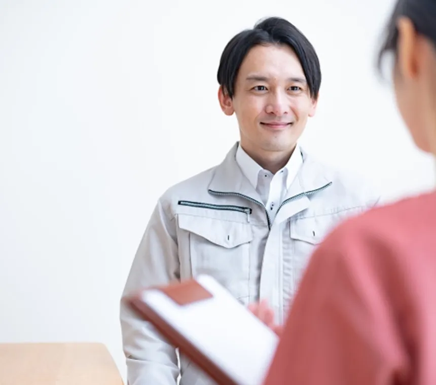 笑顔で話す作業員
