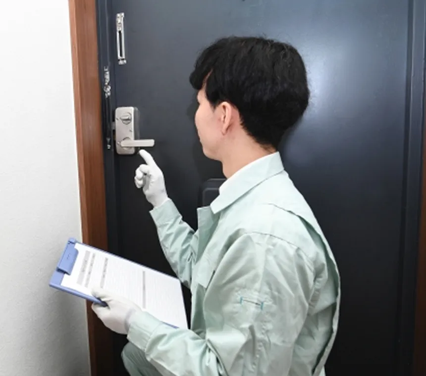 ドアの確認をしている作業員